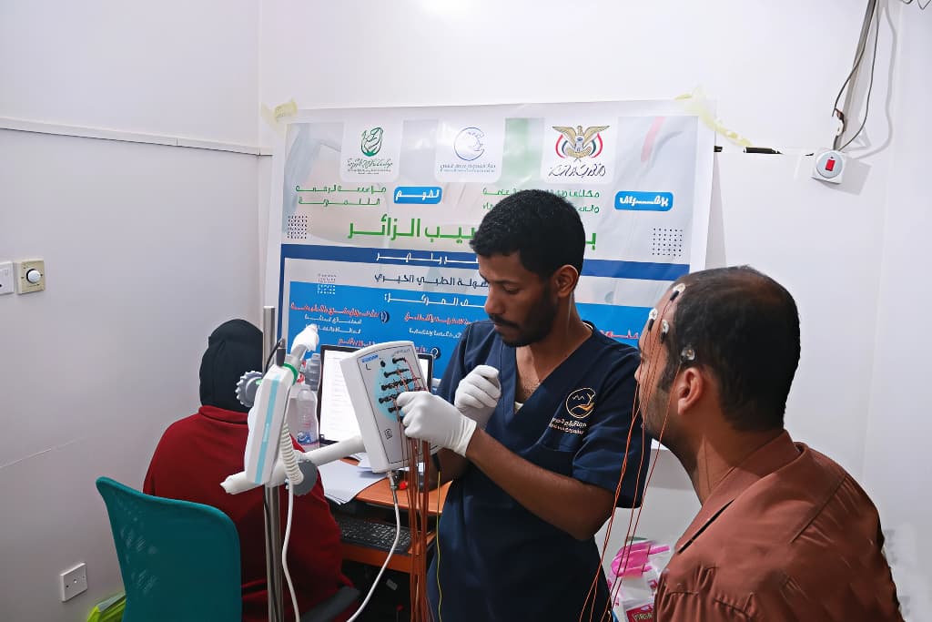 The Al-Safwalah Medical Charitable Center launches the operation of a new EEG machine funded by a benefactor